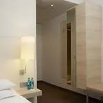 H+ מלון 4*