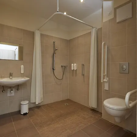 Hotel H+