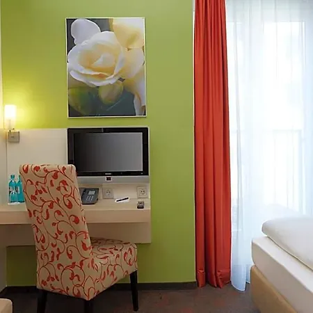 Hotel H+