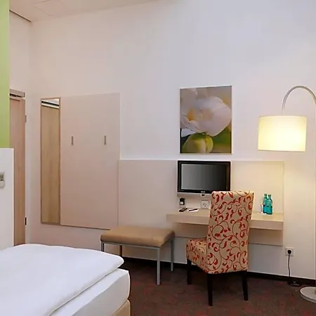 Hotel H+